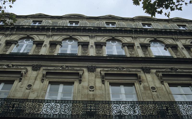 Façade sur avenue, détail.