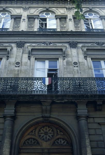 Façade sur avenue, détail.