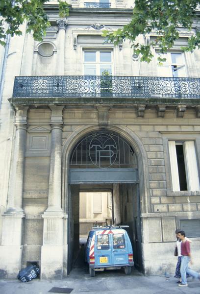 Façade sur avenue, entrée de la Poste.