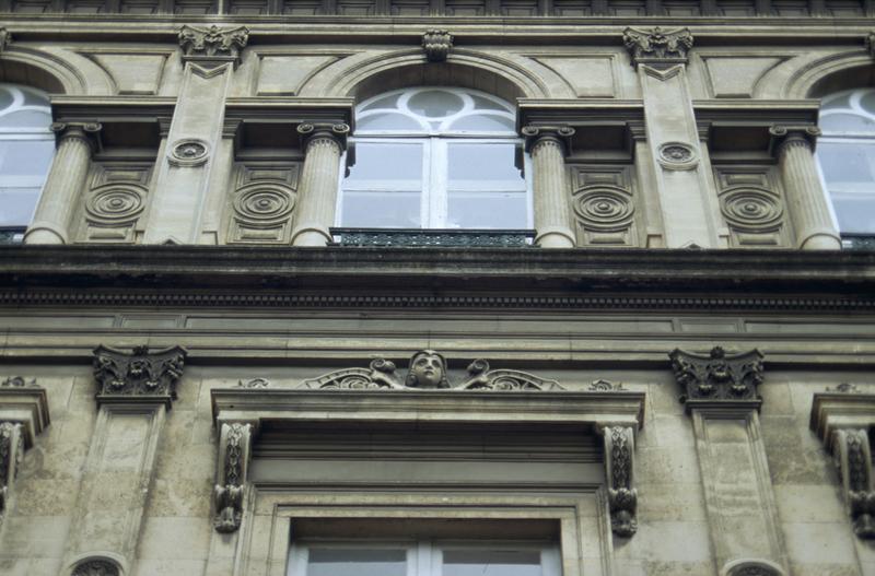 Façade sur avenue, détail.