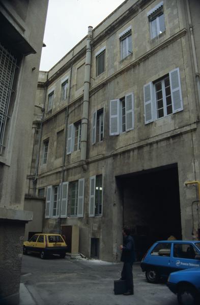 Cour, bâtiments de la poste. sur la droite le passage vers l'avenue Feuchères.