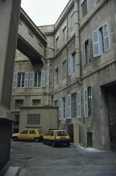 Cour, bâtiments de la poste.