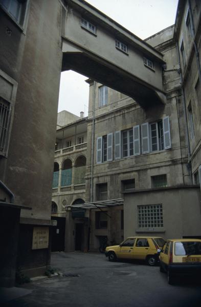 Cour, façade sur jardin et bâtiments de la poste.