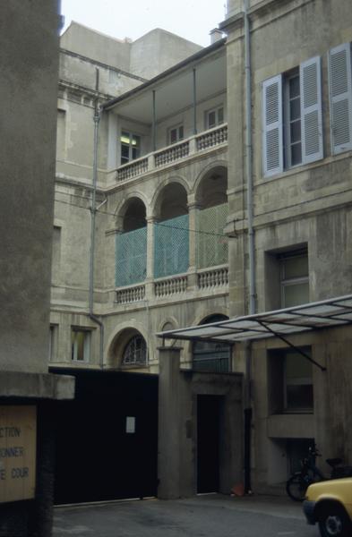 Cour, façade sur jardin.