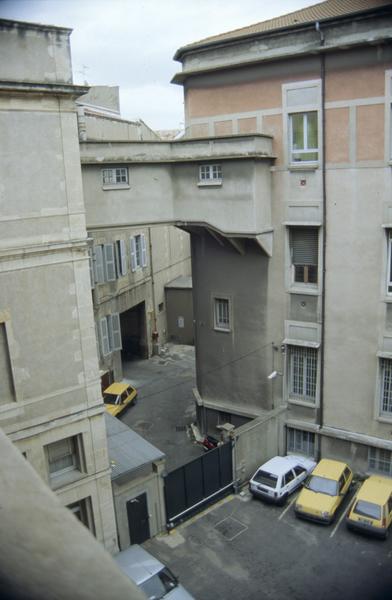 Ancien jardin, vue depuis l'hôtel vers les bâtiments de la poste.