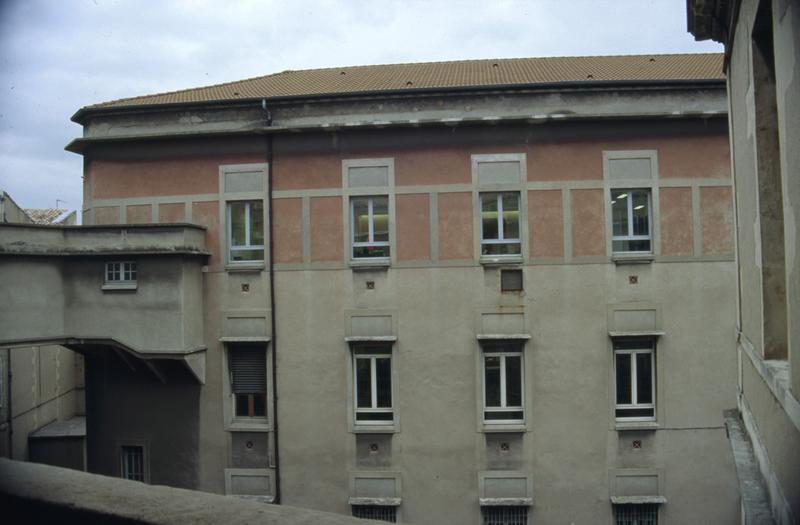 Cour, bâtiments de la poste.