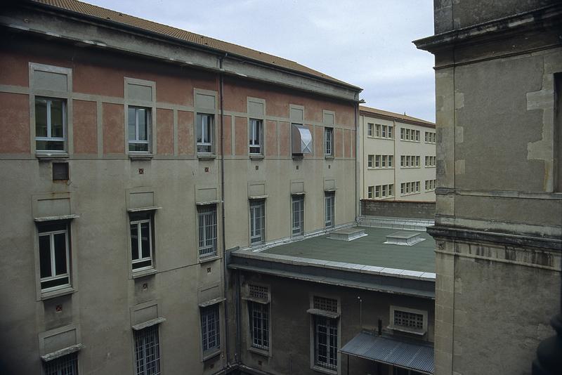 Cour, bâtiments de la poste.