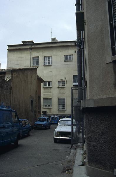 Cour, bâtiments de la poste.