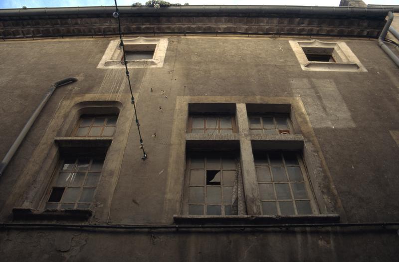 Façade sur rue Louis Raoul, détail.