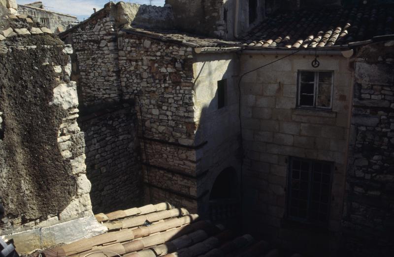 Vue vers la maison mitoyenne.