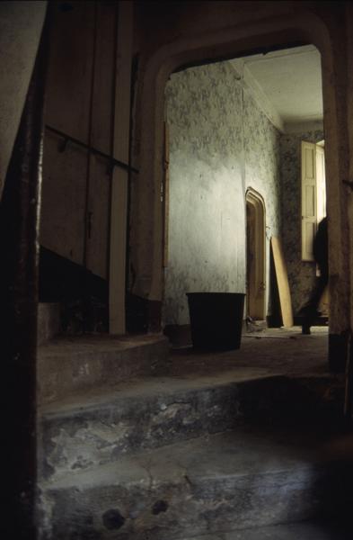 Entrée dans la grande salle, vue depuis l'escalier.