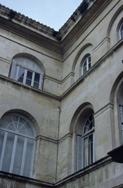 Chambre de Commerce et d'Industrie, côté rue de la République, détail d'une façade.