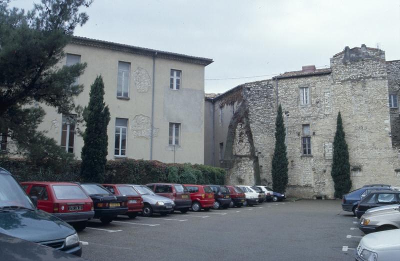 Chambre de Commerce et d'Industrie, vue de l'arrière, à droite le foyer Maurice Albaric.