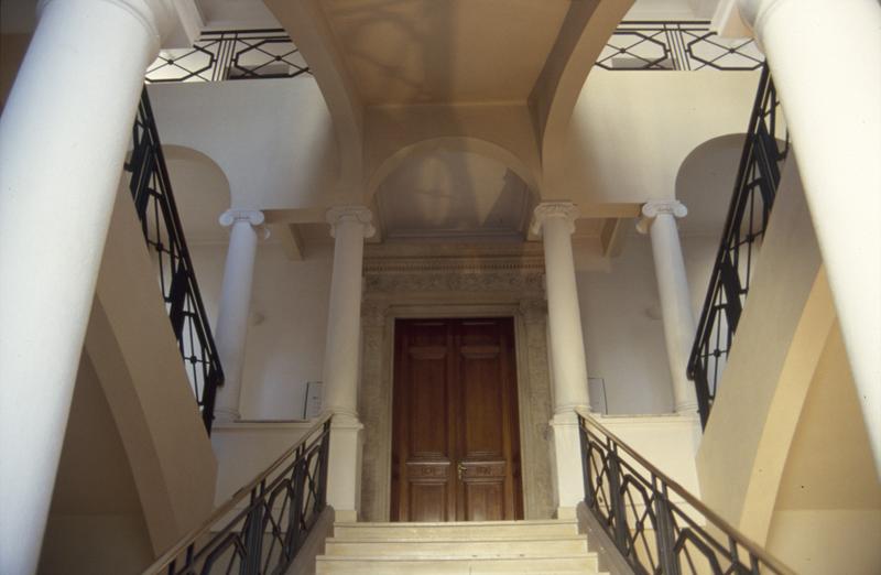 Chambre de Commerce et d'Industrie, escalier, vue vers le 1er étage, entrée de la salle des séances provenant du chateau de Montcalm à Vauvert (Gard).