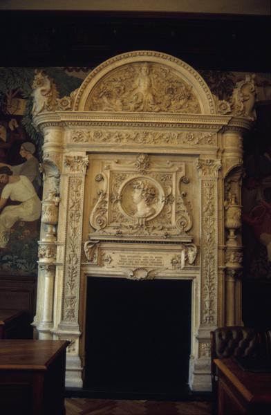 Chambre de Commerce et d'Industrie, intérieur, salle des séances, 1er étage, cheminée provenant du chateau de Montcalm à Vauvert (Gard).