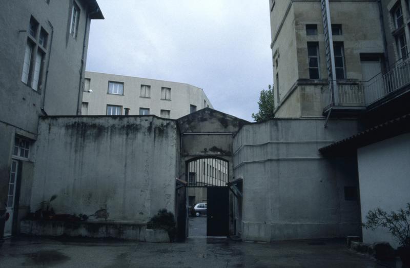 Foyer Maurice Albaric, cour, vue vers le portail.