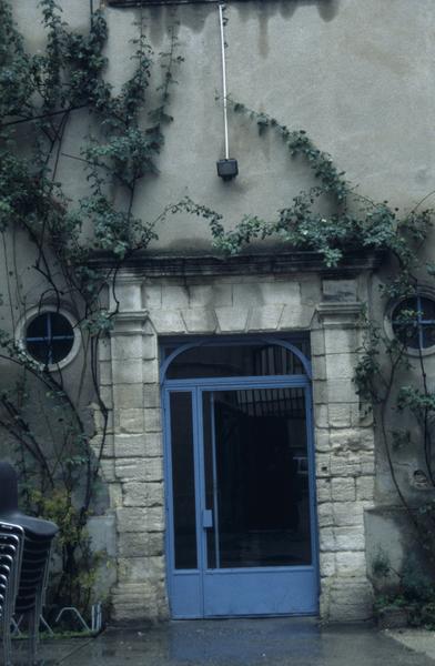 Foyer Maurice Albaric, cour, entrée vers l'escalier.