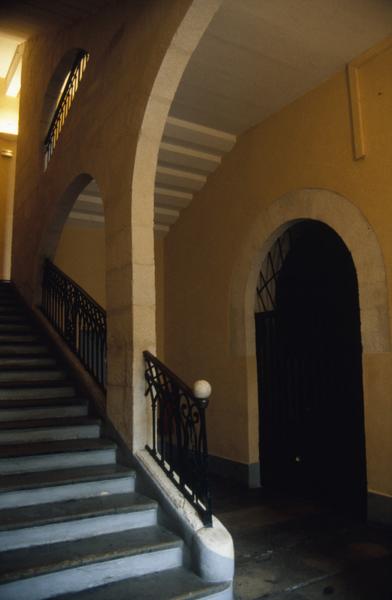 Foyer Maurice Albaric, rez-de-chaussée, départ de l'escalier.