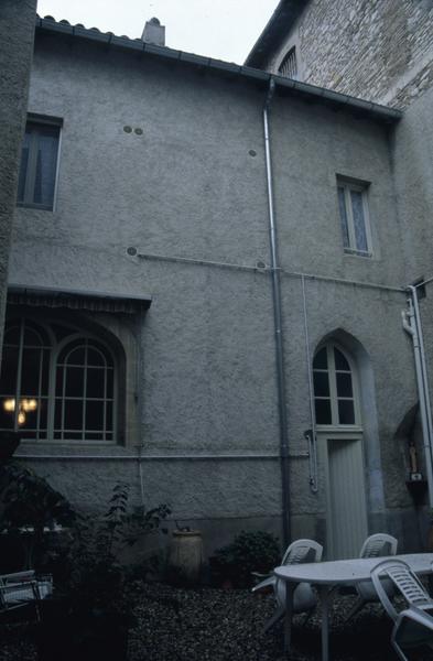 Chapelle, cour avec sur la gauche la fenêtre du choeur religieux.