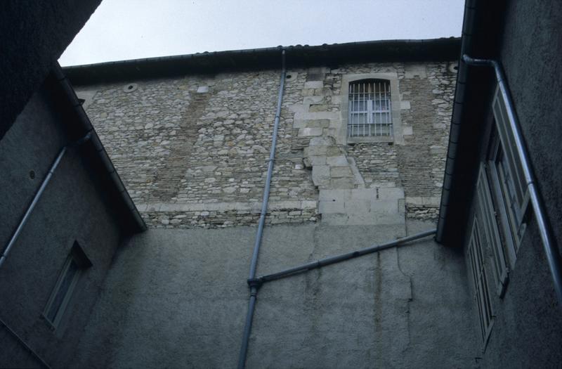 Chapelle, cour, mur du foyer.