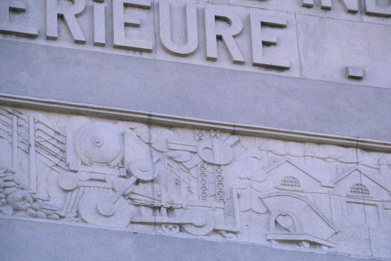 Façade sur rue Dhuoda, frise encadrant l'entrée par André Méric.