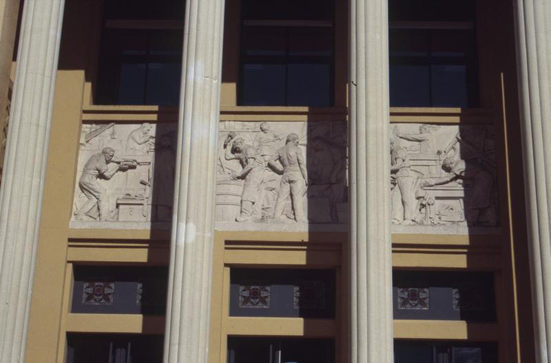 Façade sur rue Dhuoda, entrée, bas-reliefs sous le porche.