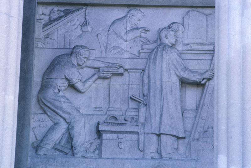 Façade sur rue Dhuoda, bas-relief sous le porche par Henri Calvet.