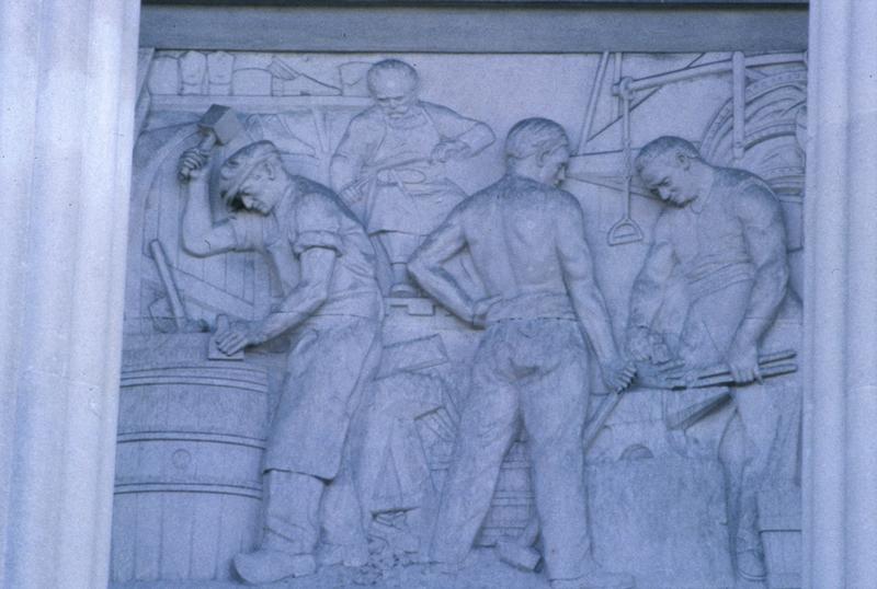 Façade sur rue Dhuoda, bas-relief sous le porche par Henri Calvet.