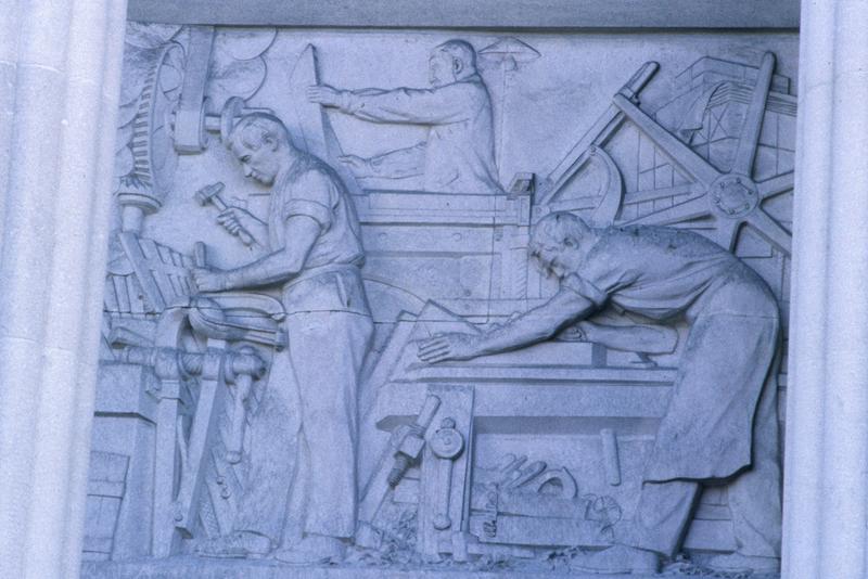 Façade sur rue Dhuoda, bas-relief sous le porche par Henri Calvet.