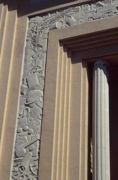 Façade sur rue Dhuoda, frise encadrant l'entrée par André Méric.