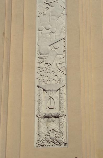 Façade sur rue Dhuoda, frise encadrant l'entrée par André Méric.