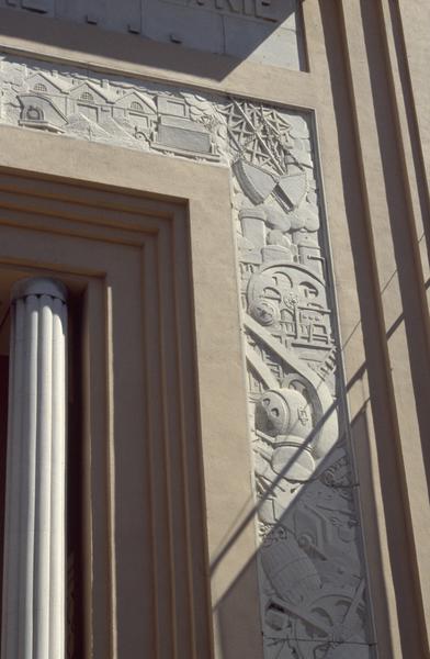 Façade sur rue Dhuoda, frise encadrant l'entrée par André Méric.