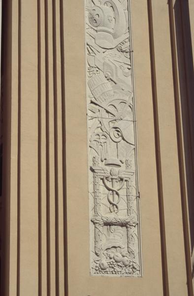 Façade sur rue Dhuoda, frise encadrant l'entrée par André Méric.