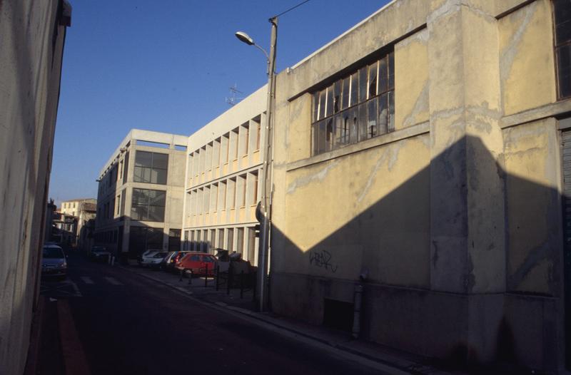 Façade sur rue Clovis, partie de 1939 au premier plan, de 1960 au second plan, de 1995 à l'arrière-plan.