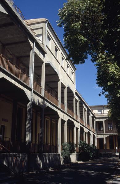 Cour n°1, aile sud, avancée du corps d'entrée.