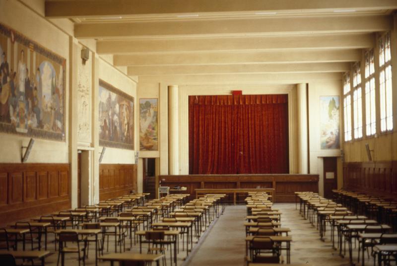 Salle des fêtes, vue vers l'estrade.