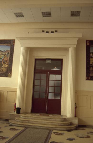 Salle des fêtes, entrée, depuis l'estrade.