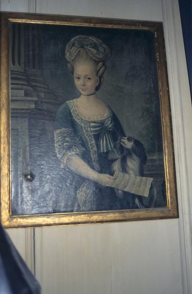 Portrait d'une femme avec une partition de musique.