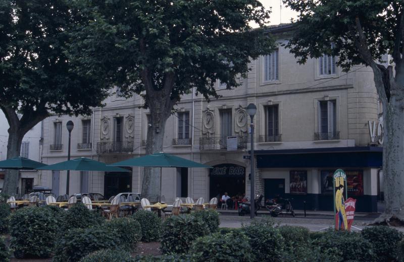 Façade avec angle sur la petite rue du Louvre.