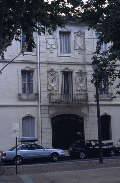 Façade sur le square de la Couronne.