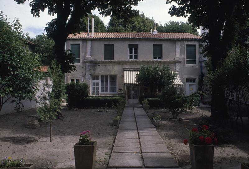 Vue de l'orangerie au fonds du jardin.