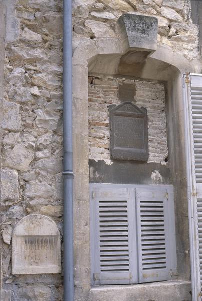 Façade arrière, stèles et inscriptions antiques scellées dans la maçonnerie.