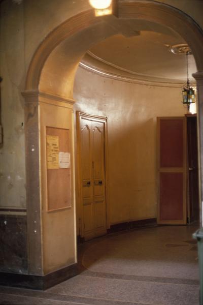 Intérieur, vestibule, vue vers l'entrée.