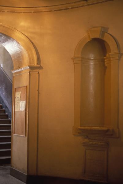 Intérieur, vestibule, niche.