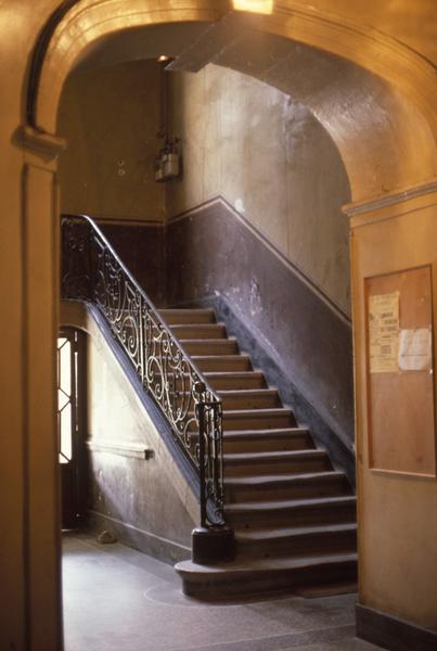 Intérieur, départ de l'escalier.