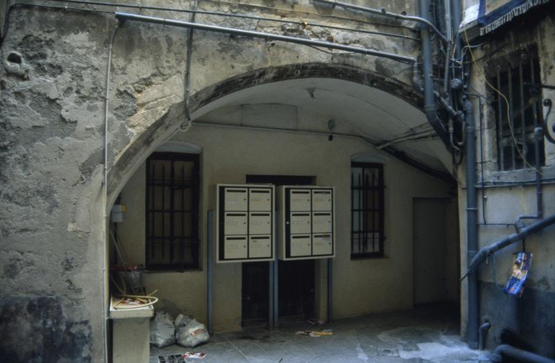 Cour intérieure, couloir d'entrée donnant sur la rue.