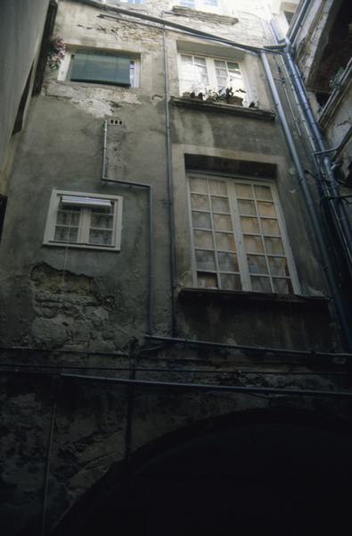 Cour intérieure, façade d'entrée.