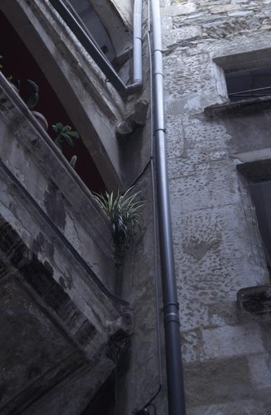 Cour intérieure, angle de la galerie et de la cage d'escalier.