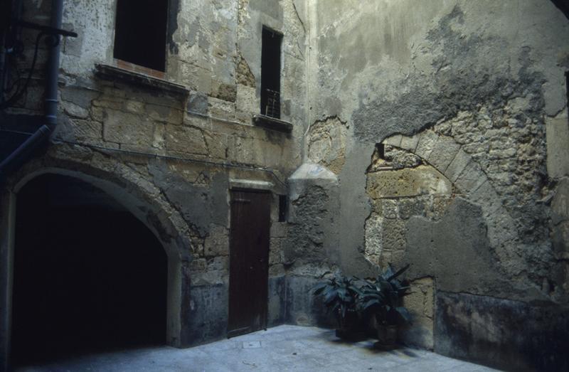 Cour intérieure, porte conduisant à l'escalier.