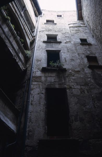 Cour intérieure, cage d'escalier.